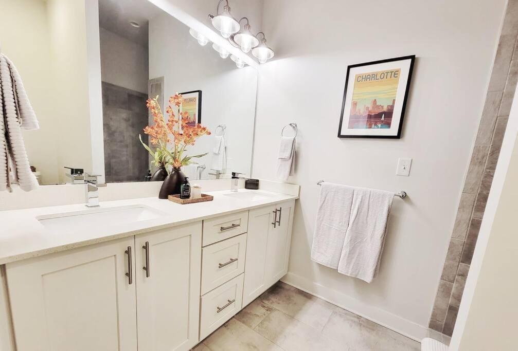 Ferienwohnung New Stylish Getaway- 5 Mil To Uptown/3 Smart Tvs! Charlotte Exterior foto
